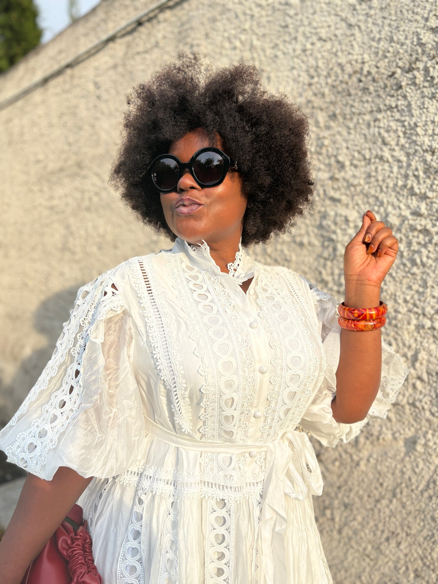 Robe mi-longue en dentelle et viscose blanche – Charme romantique