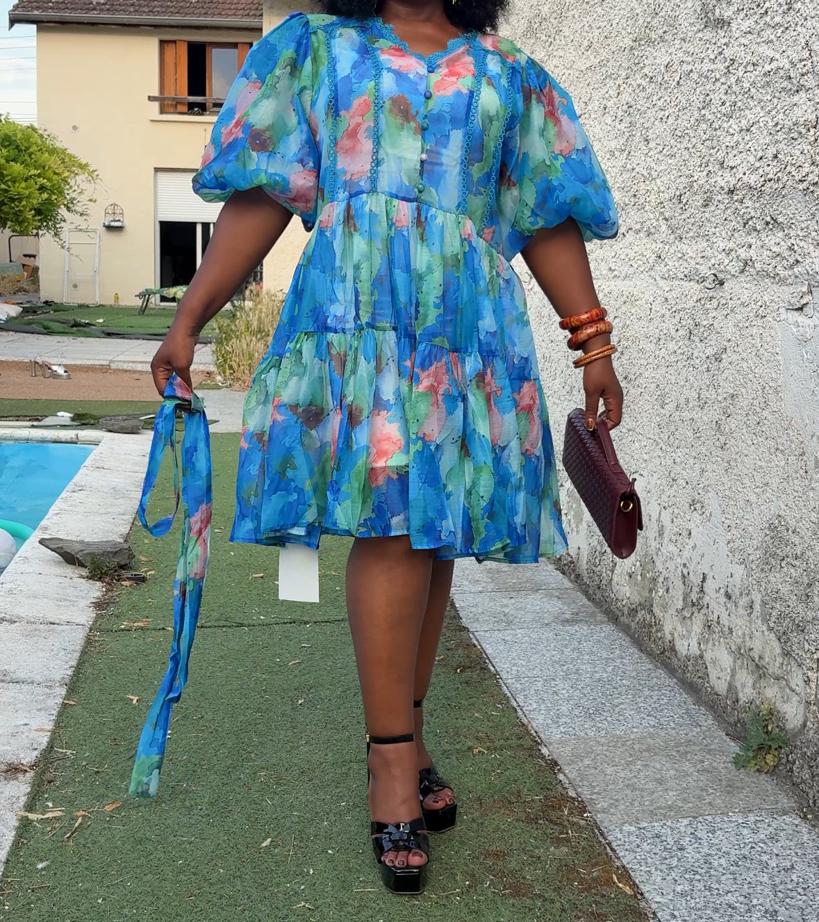 Robe Courte Évasée à Motifs Floraux - Style Vaporeux et Élégant