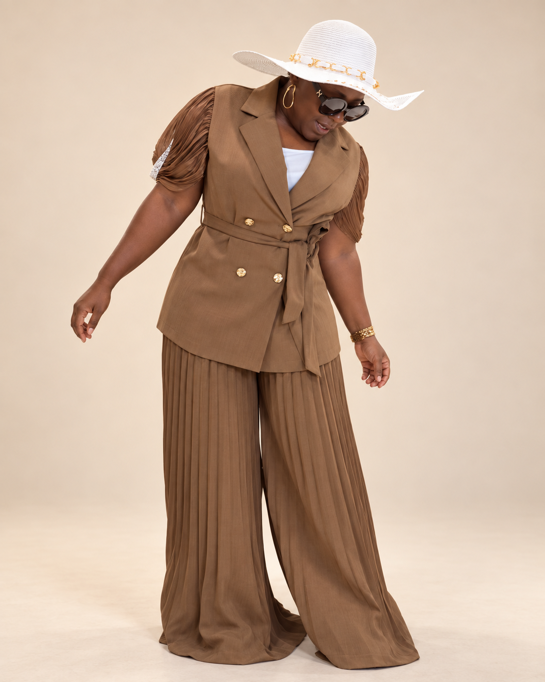 Ensemble blazer et pantalon large marron sur fond beige