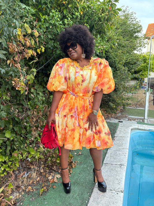 Robe Courte Évasée à Motifs Floraux - Style Vaporeux et Élégant