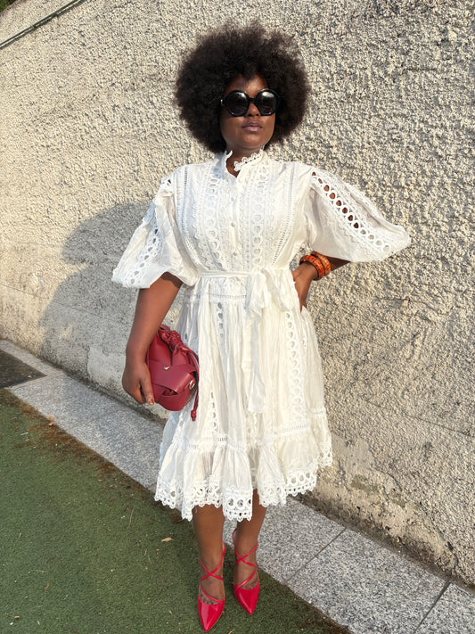 Robe mi-longue en dentelle et viscose blanche – Charme romantique