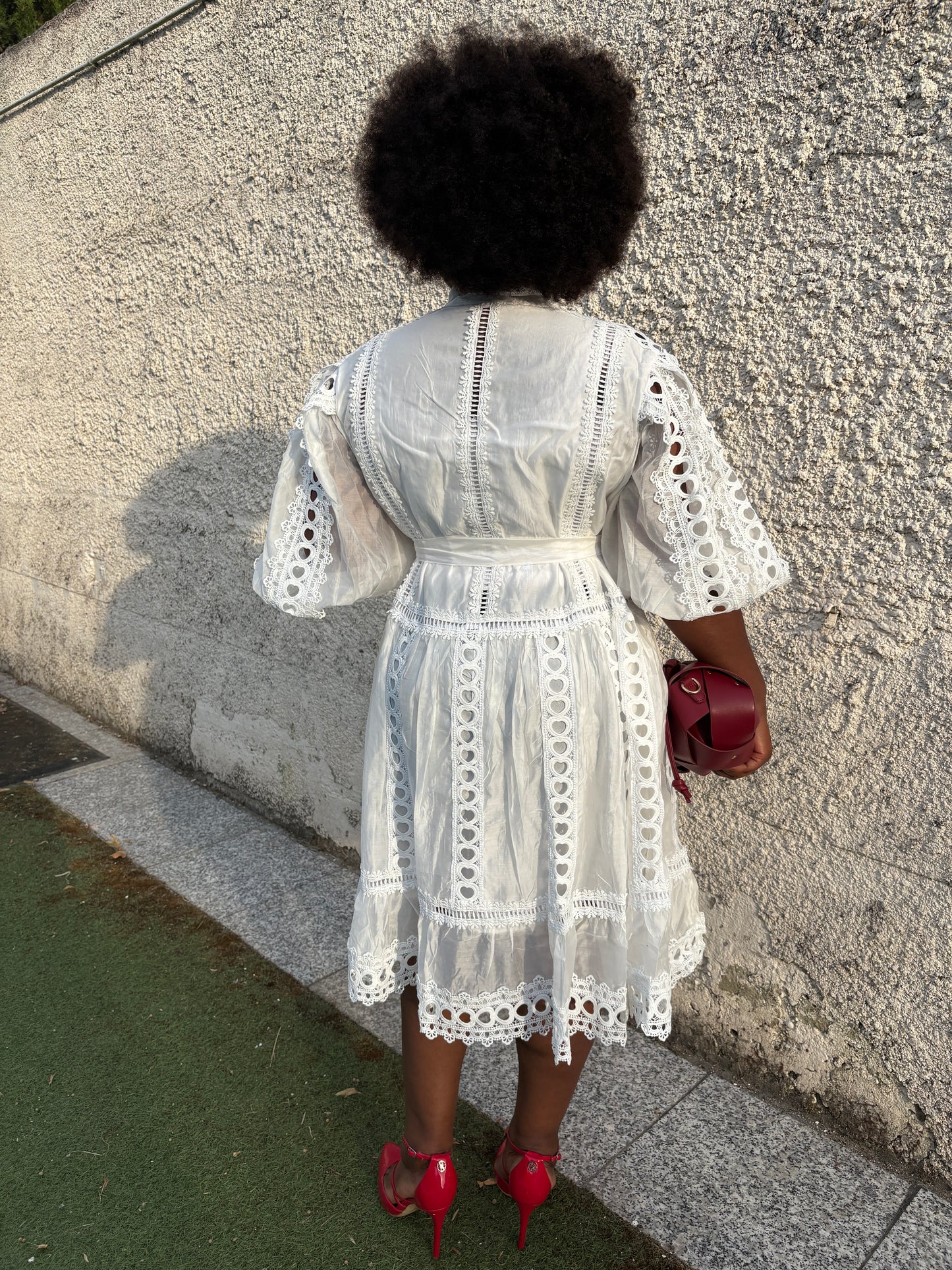 Robe mi-longue en dentelle et viscose blanche – Charme romantique