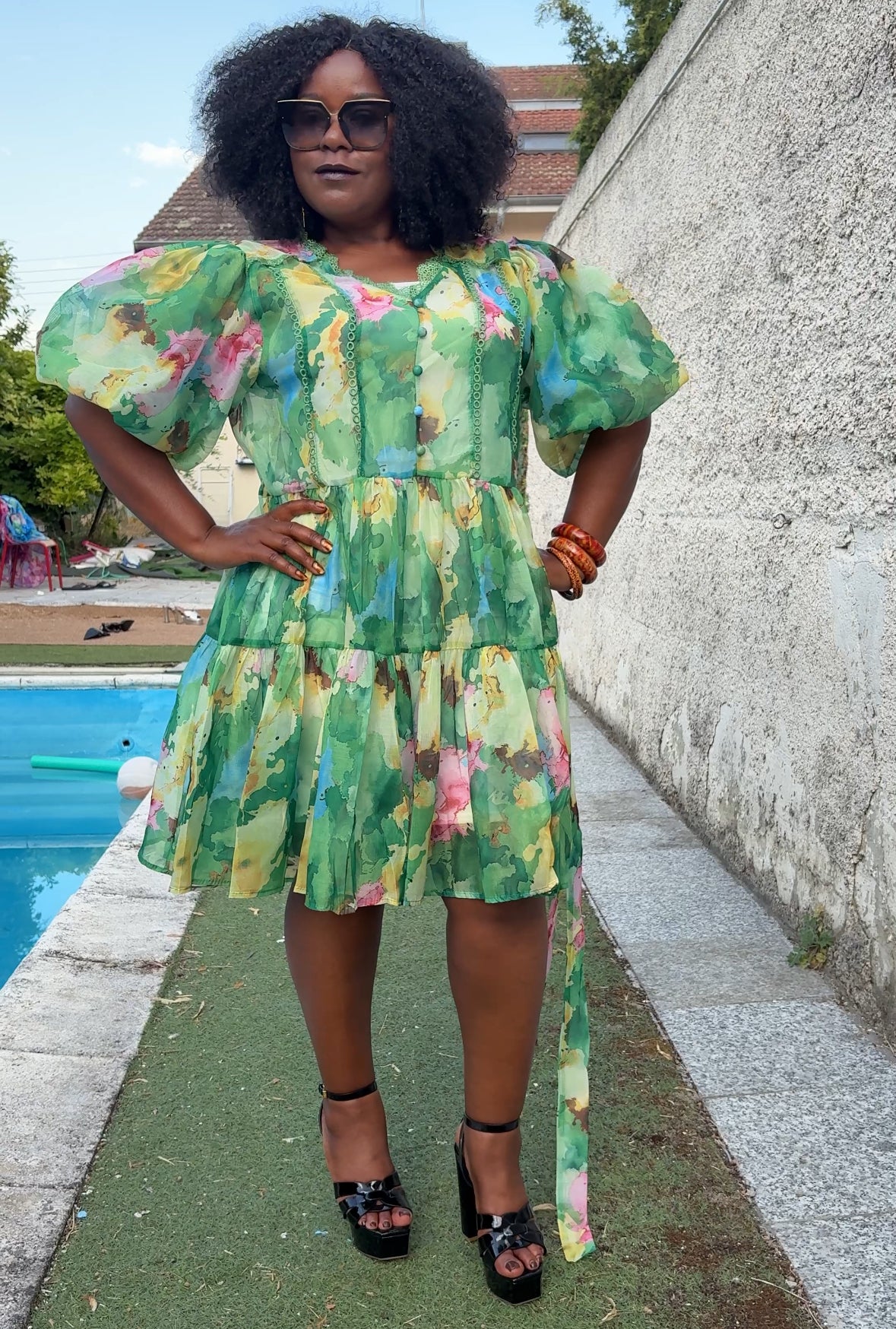 Robe Courte Évasée à Motifs Floraux - Style Vaporeux et Élégant