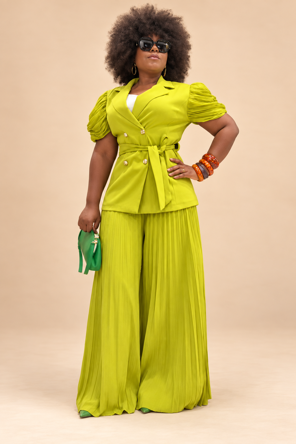 Ensemble blazer et pantalon large plissé vert anis sur fond beige