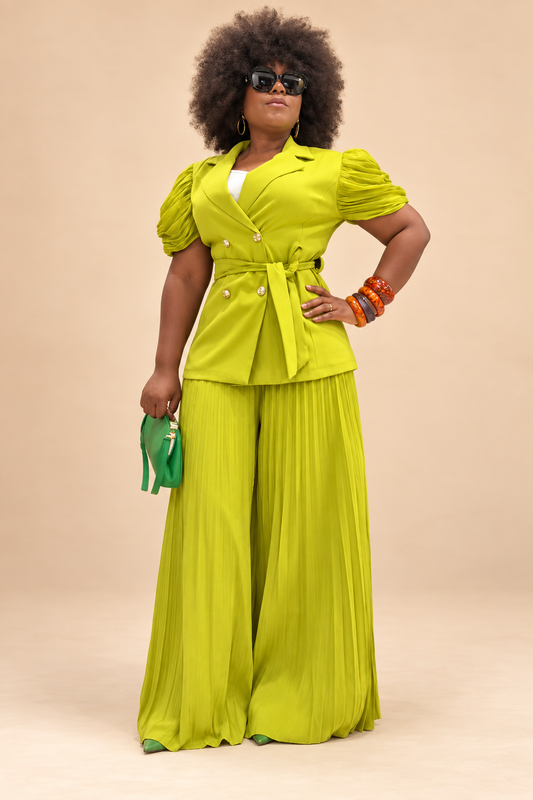 Ensemble blazer et pantalon large plissé vert anis sur fond beige