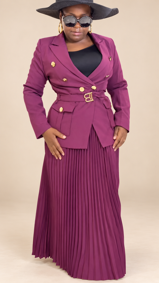 Ensemble blazer et jupe longue plissée prune sur fond beige