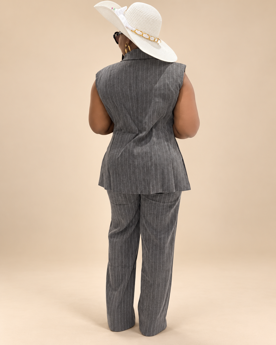 Ensemble blazer sans manches et pantalon rayé gris, vue de dos