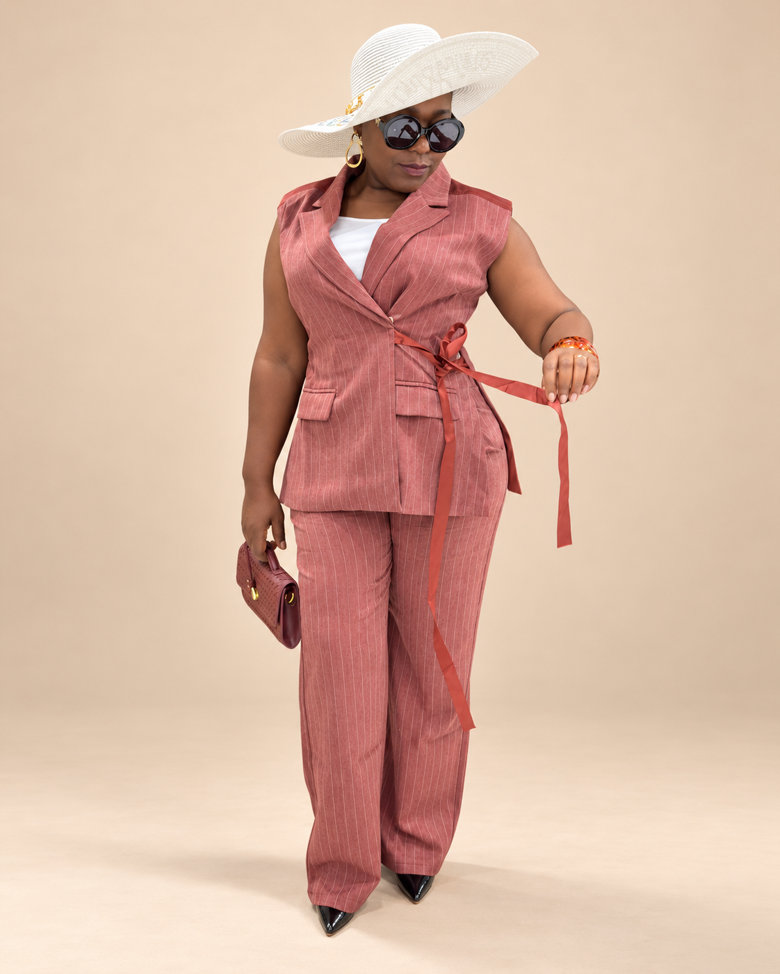 Ensemble blazer sans manches et pantalon rayé terracotta sur fond beige