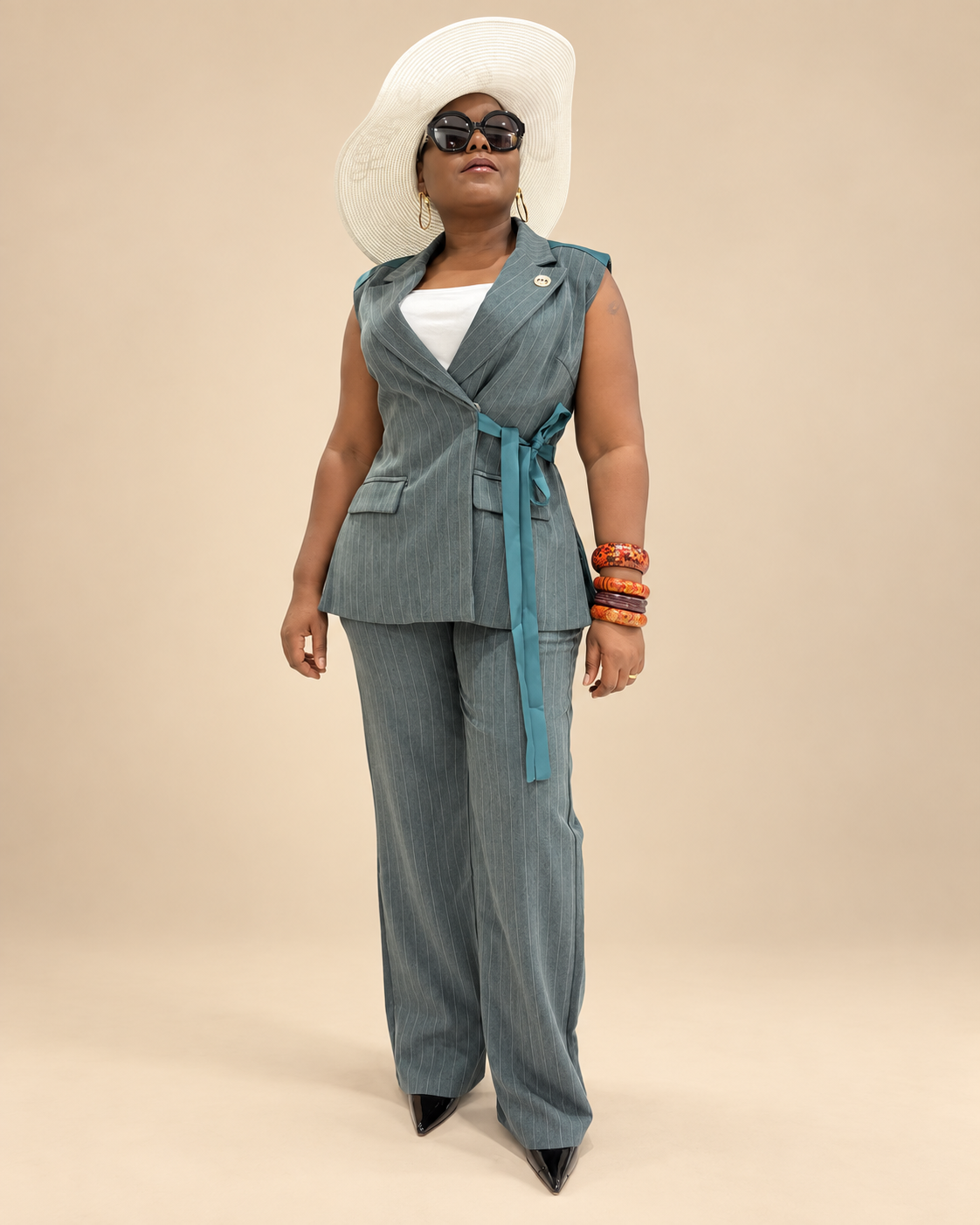Ensemble blazer sans manches et pantalon rayé vert, vue de face