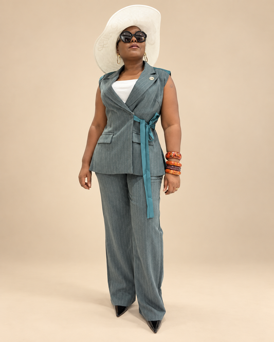 Ensemble blazer sans manches et pantalon rayé vert, vue de face