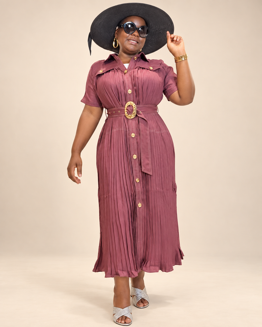 Robe chemisier midi plissée prune sur fond beige